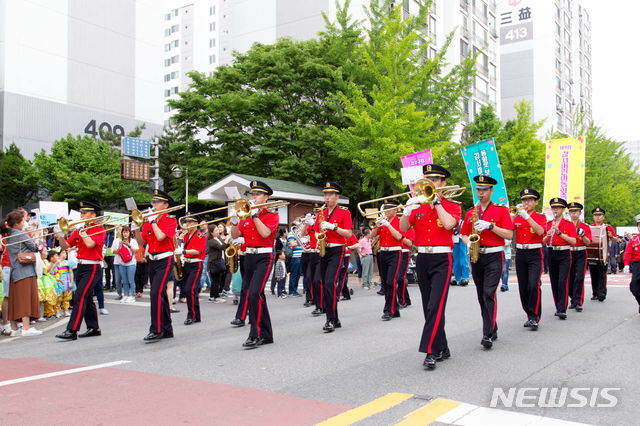 【서울=뉴시스】 제9회 강서구 동화축제 거리 퍼레이드. 2019.04.25. (사진=강서구 제공)