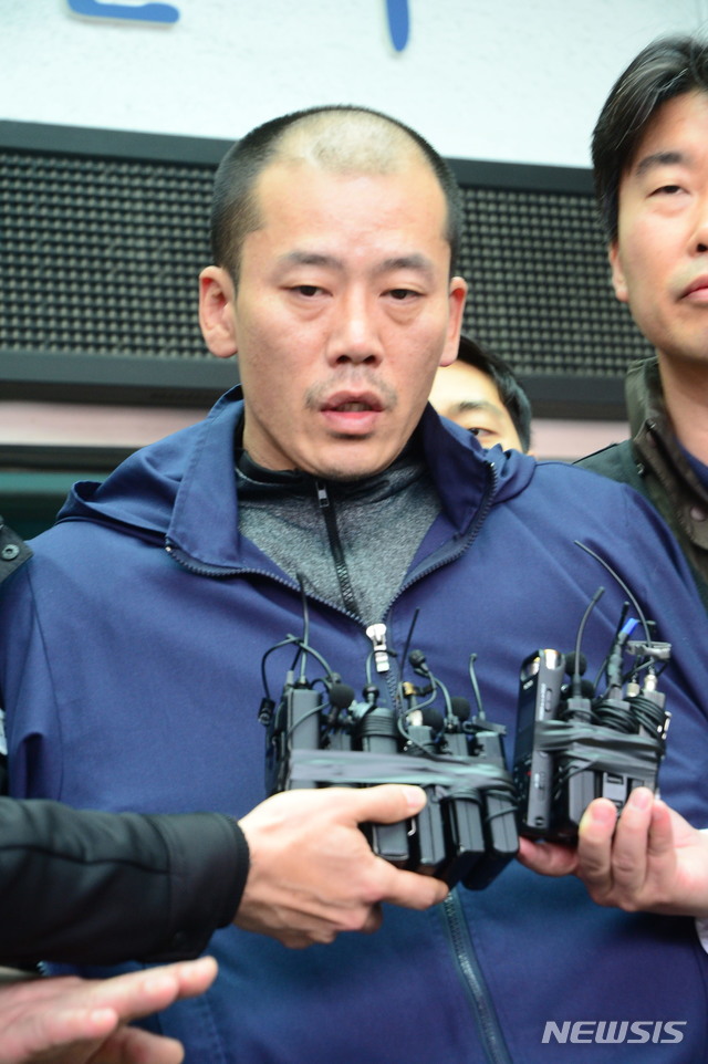 【진주=뉴시스】 정경규 기자 = 경남 진주 아파트 방화·살인사건 피의자 안인득(42)이 25일 오후 검찰에 송치되며 취재진 질문에 답하고 있다. 2019.04.25. jkgyu@newsis.com