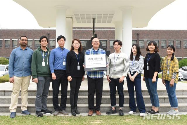 【창원=뉴시스】 경남 창원 재료연구소 재료공정혁신연구본부 바이오닉스소재연구실 윤희숙(왼쪽 네 번째) 박사 연구팀.2019.04.25.(사진=재료연구소 제공) photo@newsis.com