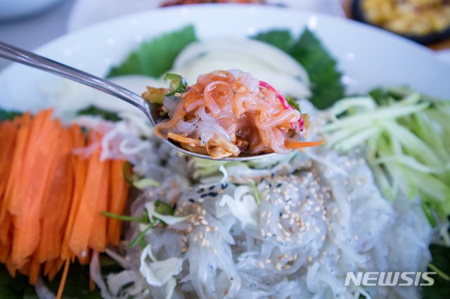 【당진=뉴시스】 당진 장고항 실치회. (사진=당진시청 제공)