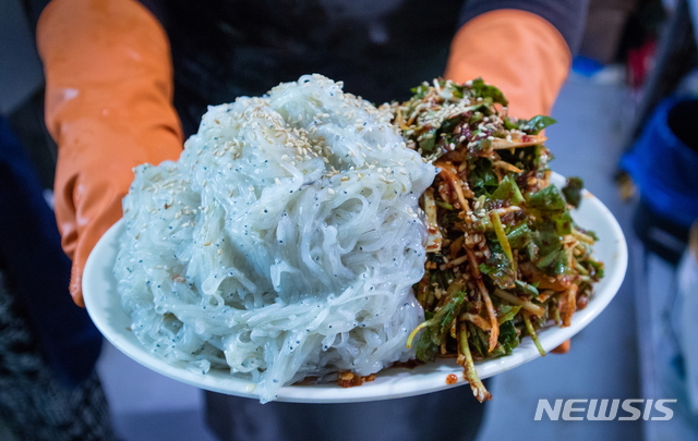 【당진=뉴시스】 당진 장고항 실치회. (사진=당진시청 제공)