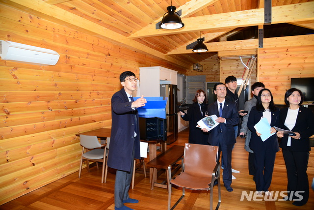 【울산=뉴시스】안정섭 기자 = 25일 울산 중구의회 행정사무감사 특별위원회 관계자들이 호화 별장 의혹을 받고 있는 울산 중구 입화산 잔디광장 관리소 내부를 살펴보고 있다. 2019.02.25. (사진=울산 중구의회 제공)photo@newsis.com