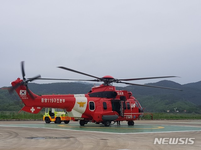 【대구=뉴시스】 변해정 기자= 소방헬기(모델명 SUPERPUMA EU225)가 25일 대구 달성군 구지면 중앙119구조본부에서 출발 대기하고 있다. 2019.04.26. hjpyun@newsis.com