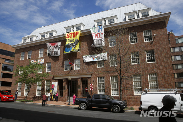 【워싱턴 = AP/뉴시스】 미국 워싱턴의 베네수엘라 대사관에 후안 과이도와 미국의 '쿠데타 음모'를 반대한다는 펼침막이 걸려있다. 마두로 지지 시위대원들은 베네수엘라 대사관이 폐쇄된 이후 건물 앞에서 농성을 하며 내부 관리등을 맡고 있다.