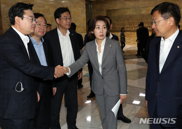 【서울=뉴시스】 박영태 기자 = 25일 오전 서울 영등포구 여의도 국회 로텐더홀에서 열린 자유한국당 의원총회를 끝낸 나경원 원내대표가 의원들과 인사를 나누고 있다. 2019.04.25.&nbsp; since1999@newsis.com