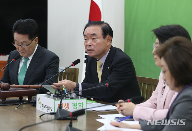 【서울=뉴시스】고승민 기자 = 25일 서울 여의도 국회에서 열린 민주평화당 제54차 의원총회에서 장병완 원내대표가 모두발언하고 있다. 2019.04.25.kkssmm99@newsis.com