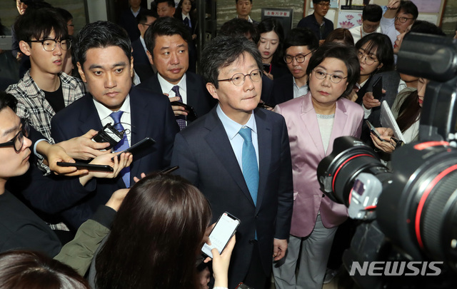 【서울=뉴시스】 박영태 기자 = 바른미래당 유승민, 오신환, 이혜훈 유의동 의원 등 사개특위 사보임에 반대하는 의원들이 25일 서울 영등포구 여의도 국회 의사과에서 사보임 서류가 접수되었다는 이야기를 듣고 문희상 국회의장을 만나기 위해 문 의장이 입원해 있는 병원으로 이동하고 있다. 2019.04.25.&nbsp; since1999@newsis.com