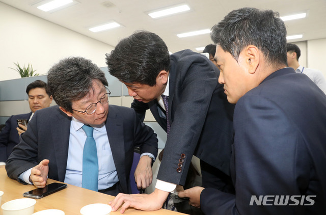 【서울=뉴시스】홍효식 기자 = 패스트트랙 적용에 반대하는 바른미래당 유승민(왼쪽부터) 전 대표와 유의동, 오신환 의원이 25일 오전 서울 여의도 국회 의사과에서 사개특위 간사인 오신환 의원의 사·보임계 접수를 저지하기 위해 대기하며 논의하고 있다. 2019.04.25. yesphoto@newsis.com