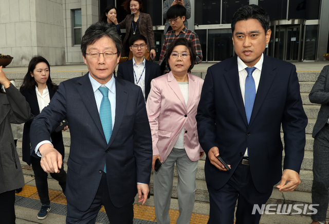 【서울=뉴시스】 박영태 기자 = 바른미래당 유승민, 오신환, 이혜훈 의원 등 사개특위 사보임에 반대하는 의원들이 25일 서울 영등포구 여의도 국회 의사과에서 사보임 서류가 접수되었다는 이야기를 듣고 문희상 국회의장을 만나기 위해 문 의장이 입원해 있는 병원으로 이동하고 있다. 2019.04.25. since1999@newsis.com