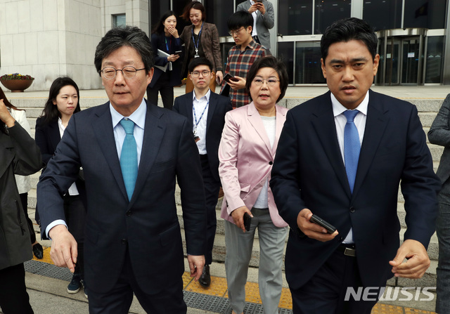 【서울=뉴시스】 박영태 기자 = 바른미래당 유승민, 오신환, 이혜훈 의원 등 사개특위 사보임에 반대하는 의원들이 25일 서울 영등포구 여의도 국회 의사과에서 사보임 서류가 접수되었다는 이야기를 듣고 문희상 국회의장을 만나기 위해 문 의장이 입원해 있는 병원으로 이동하고 있다. 2019.04.25.&nbsp; since1999@newsis.com 