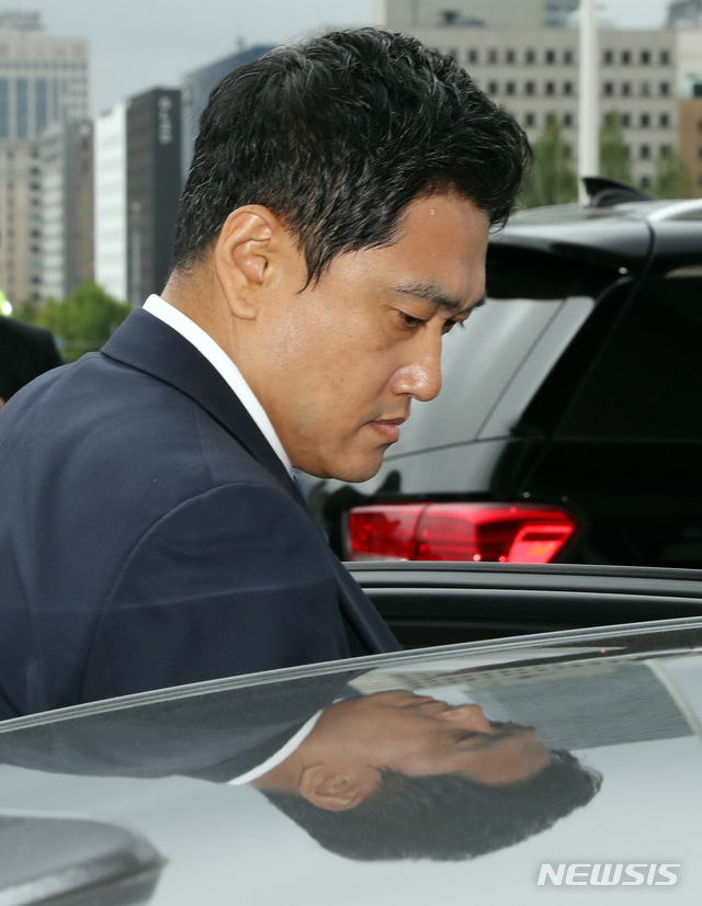 【서울=뉴시스】 박영태 기자 = 바른미래당 오신환 의원 등 사개특위 사보임에 반대하는 의원들이 25일 서울 영등포구 여의도 국회 의사과에서 사보임 서류가 접수되었다는 이야기를 듣고 문희상 국회의장을 만나기 위해 문 의장이 입원해 있는 병원으로 이동하고 있다. 2019.04.25.&nbsp; since1999@newsis.com 