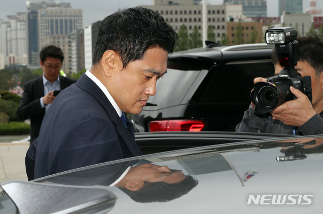 【서울=뉴시스】 박영태 기자 = 바른미래당 오신환 의원 등 사개특위 사보임에 반대하는 의원들이 25일 서울 영등포구 여의도 국회 의사과에서 사보임 서류가 접수되었다는 이야기를 듣고 문희상 국회의장을 만나기 위해 문 의장이 입원해 있는 병원으로 이동하고 있다. 2019.04.25. since1999@newsis.com