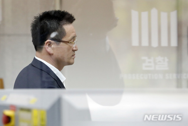 【서울=뉴시스】최동준 기자 = 건설업자 윤중천 씨가 지난달 25일 서울 송파구 서울동부지방검찰청으로 출석하고 있다. 2019.04.25. photocdj@newsis.com