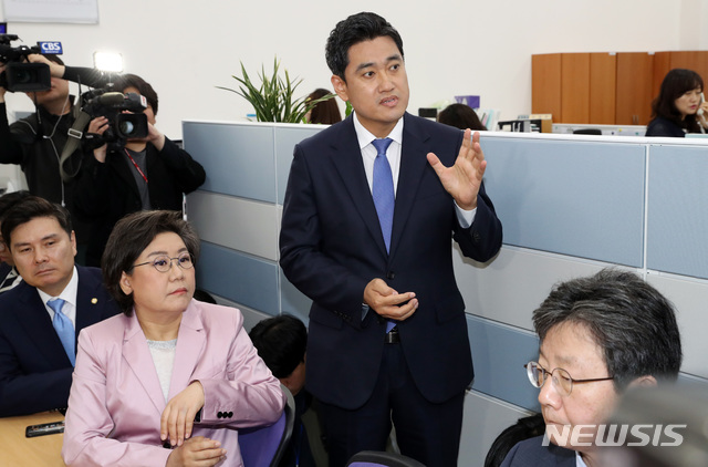 【서울=뉴시스】 박영태 기자 = 바른미래당 유승민, 오신환, 이혜훈 의원 등 사개특위 사보임에 반대하는 의원들이 25일 서울 영등포구 여의도 국회 의사과에서 사보임 서류 접수를 막기 위해 기다리며 오 의원이 발언을 하고 있다. 2019.04.25. since1999@newsis.com