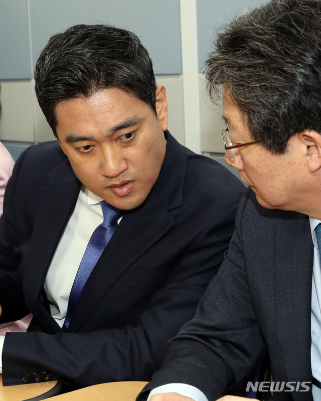 【서울=뉴시스】 박영태 기자 = 바른미래당 유승민, 오신환 의원 등 사개특위 사보임에 반대하는 의원들이 25일 서울 영등포구 여의도 국회 의사과에서 사보임 서류 접수를 막기 위해 기다리며 이야기를 나누고 있다. 2019.04.25.&nbsp; since1999@newsis.com 