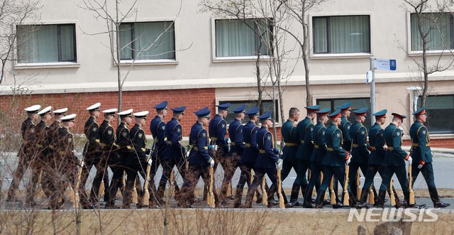 【블라디보스토크(러시아)=뉴시스】이영환 기자 = 김정은 북한 국무위원장과 블라디미르 푸틴 러시아 대통령의 정상회담이 열리는 25일 오전 러시아 블라디보스토크 극동연방대학교에 의장대가 도착하고 있다. 2019.04.25. 20hwan@newsis.com