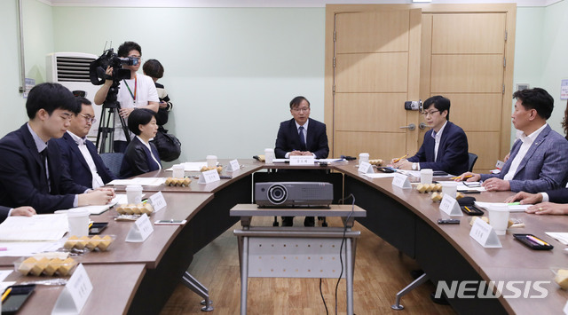 【서울=뉴시스】박미소 수습기자 = 25일 오전 서울 용산구 서울역 코레일 회의실에서 '제3차 한국인원자폭탄피해자지원위원회'가 열리고 있다. 2019.4.25.&nbsp; misocamera@newsis.com