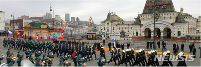 【서울=뉴시스】북한 노동신문은 김정은 국무위원장이 북러 정상회담을 위해 러시아 블라디보스토크역에 도착한 모습을 25일 보도했다. 2019.04.25. (출처=노동신문) photo@newsis.com