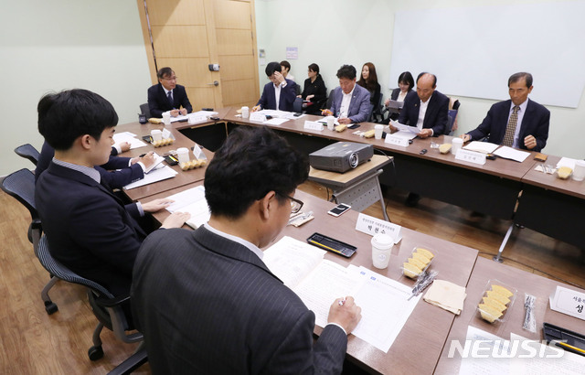 【서울=뉴시스】박미소 수습기자 = 25일 오전 서울 용산구 서울역 코레일 회의실에서 '제3차 한국인원자폭탄피해자지원위원회'가 열리고 있다. 2019.4.25.&nbsp; misocamera@newsis.com