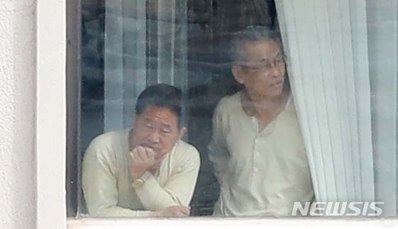 【블라디보스토크(러시아)=뉴시스】이영환 기자 = 김정은 북한 국무위원장과 블라디미르 푸틴 러시아 대통령의 정상회담이 열리는 25일 오전 러시아 블라디보스토크 극동연방대학교 숙소에서 북한 당 관계자들이 창밖을 보고 있다. 2019.04.25. 20hwan@newsis.com