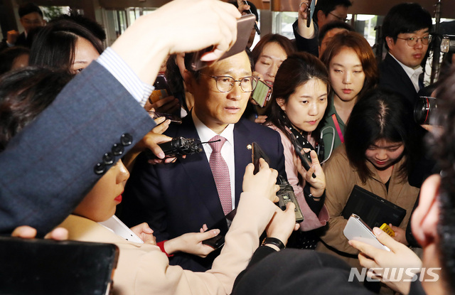 【서울=뉴시스】이종철 기자 = 25일 서울 여의도 국회에서 열리는 더불어민주당 사개특위 회의에 참석하기 위해 원내대표실로 이동하는 홍영표 원내대표가 기자들의 질문에 심각한 표정을 하고 있다. 2019.04.25. jc4321@newsis.com