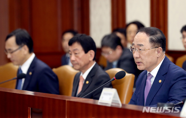 【서울=뉴시스】김병문 수습기자 = 홍남기 경제부총리 겸 기획재정부 장관이 25일 오전 서울 종로구 정부서울청사에서 열린 긴급 관계장관회의에 참석해 모두발언을 하고 있다.&nbsp; 이번 회의는 이날 오전 한국은행에서 발표한 1분기 GDP 속보치가 정부 예상보다 크게 떨어지면서 긴급으로 열렸다. 2019.04.25.&nbsp; dadazon@newsis.com