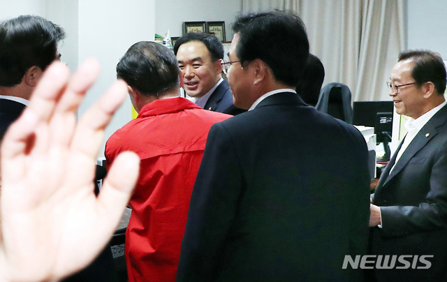 【서울=뉴시스】이종철 기자 = 바른미래당이 25일 사법개혁특별위원회 위원을 오신환 의원에서 채이배 의원으로 교체하는 내용의 사보임 신청서를 국회 의사과에 팩스로 제출한 가운데 자유한국당 의원들이 서울 여의도 국회 의원회관 채이배 의원실로 찾아가 회의 참석을 저지 하고 있다. 2019.04.25. jc4321@newsis.com