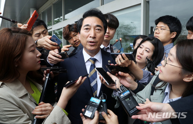 【서울=뉴시스】홍효식 기자 = 박수현 국회의장 비서실장이 25일 서울 여의도 성모병원 앞에서 문희상 국회의장의 바른미래당 오신환 사개특위 간사 사보임 신청 허가에 대한 입장을 밝히고 있다. 2019.04.25. yesphoto@newsis.com