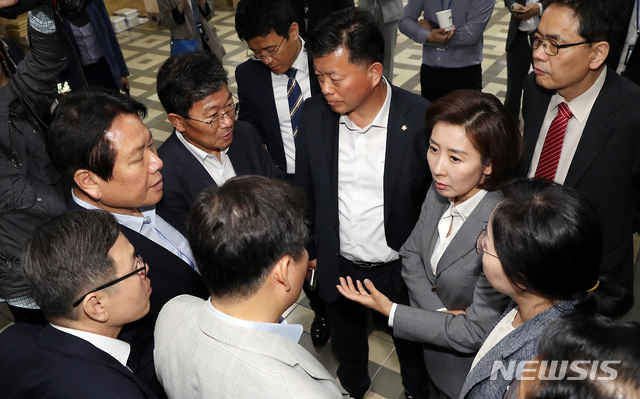 【서울=뉴시스】이종철 기자 = 자유한국당 나경원 원내대표와 의원들이 25일 서울 여의도 국회 의안과 앞에서 공수처 법안 제출을 저지하기 위한 방안을 논의하고 있다. 2019.04.25. jc4321@newsis.com