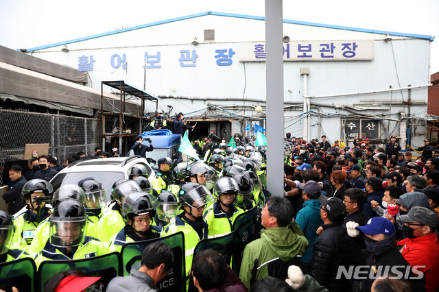 【서울=뉴시스】김선웅 기자 = 노량진 구 수산시장에 대한 법원의 5차 강제집행이 진행된 25일 서울 동작구 노량진수산시장 구 시장 내 활어보관장에서 집행이 진행되는 가운데 경찰이 집행인측과 상인의 충돌을 제지하고 있다. 2019.04.25.  mangusta@newsis.com (사진=뉴시스DB)