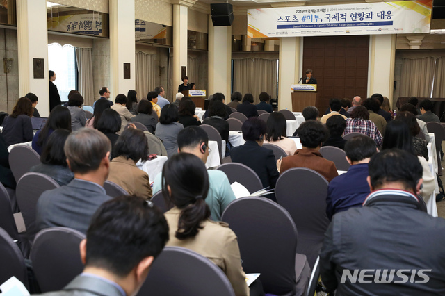 【서울=뉴시스】이윤청 수습기자 = 나윤경 한국양성평등교육진흥원장이 25일 오후 서울 중구 한국프레스센터에서 열린 '스포츠 #미투, 국제적 현황과 대응 국제심포지엄'에서 개회사하고 있다. 2019.04.25.&nbsp; radiohead@newsis.com