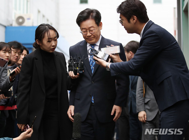 【성남=뉴시스】김진아 기자 = 직권남용과 공직선거법 위반 혐의로 기소된 이재명 경기도지사가 25일 오후 경기 수원지방법원 성남지원에서 열린 결심공판에 출석하던 중 취재진의 질문을 받고 있다. 2019.04.25. bluesoda@newsis.com