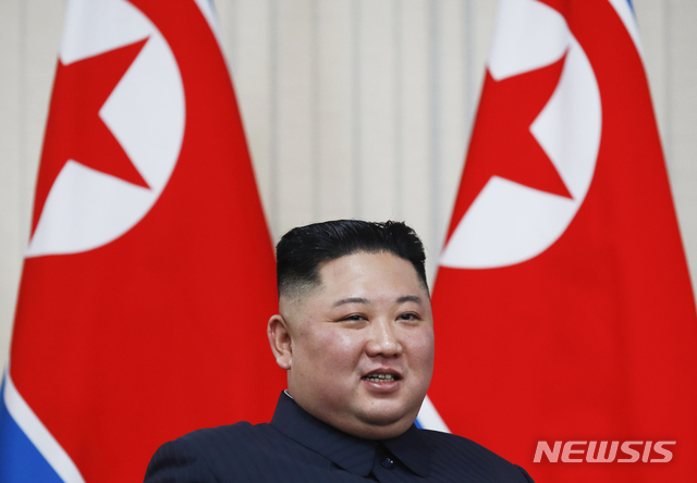  【블라디보스토크=AP/뉴시스】김정은 북한 국무위원장이 25일(현지시간) 북-러 정상회담장인 블라디보스토크 극동연방대학에서 블라디미르 푸틴 러시아 대통령과 만나 회담하고 있다. 2019.04.25.  