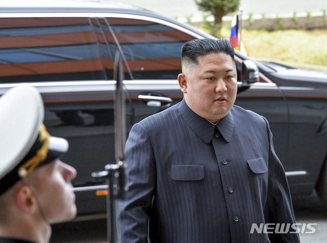 【블라디보스토크=AP/뉴시스】김정은 북한 국무위원장이 25일(현지시간) 북-러 정상회담장인 블라디보스토크 극동연방대학에 도착하고 있다. 2019.04.25.