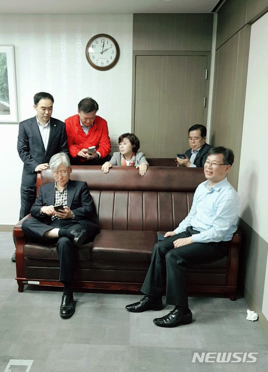 【서울=뉴시스】25일 서울 영등포구 여의도 국회 의원회관 바른미래당 채이배 의원실에서 자유한국당 의원들이 사법개혁특별위원회 간사로 선임된 채 의원을 사개특위에 참석하지 못하게 하기 위해 막아서고 있다. 이날 채의원은 오전 9시부터 자유한국당 의원들로부터 감금상태로 나가려는 채이배와 막아서는 한국당 의원들 간 몸싸움도 수차례 있었고 오후 1시25분께 쯤 소파까지 가져와서 막아놓은 상태다. 2019.04.25.(사진=국회 관계자 제공)&nbsp; photo@newsis.com