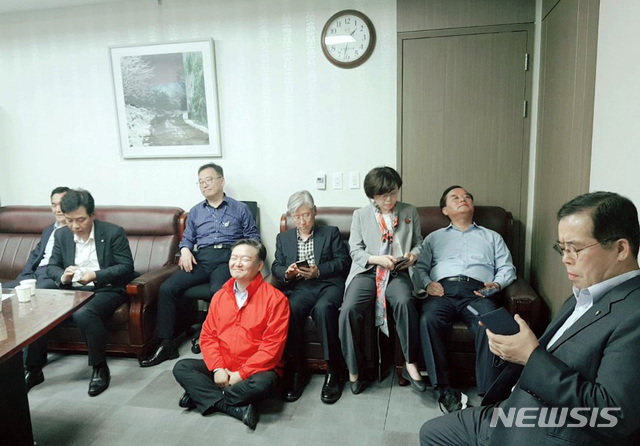 【서울=뉴시스】25일 서울 영등포구 여의도 국회 의원회관 바른미래당 채이배 의원실에서 자유한국당 의원들이 사법개혁특별위원회 간사로 선임된 채 의원을 사개특위에 참석하지 못하게 하기 위해 막아서고 있다. 이날 채의원은 오전 9시부터 자유한국당 의원들로부터 감금상태로 나가려는 채이배와 막아서는 한국당 의원들 간 몸싸움도 수차례 있었고 오후 1시25분께 쯤 소파까지 가져와서 막아놓은 상태다. 2019.04.25.(사진=국회 관계자 제공) photo@newsis.com