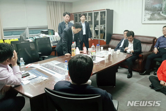 【서울=뉴시스】25일 서울 영등포구 여의도 국회 의원회관 바른미래당 채이배 의원실에서 자유한국당 의원들이 사법개혁특별위원회 간사로 선임된 채 의원을 사개특위에 참석하지 못하게 하기 위해 막아서고 있다. 이날 채의원은 오전 9시부터 자유한국당 의원들로부터 감금상태로 나가려는 채이배와 막아서는 한국당 의원들 간 몸싸움도 수차례 있었고 오후 1시25분께 쯤 소파까지 가져와서 막아놓은 상태다. 2019.04.25.(사진=국회 관계자 제공) photo@newsis.com