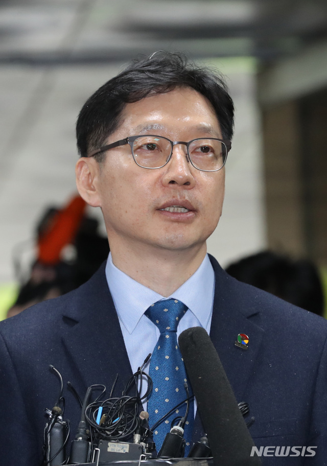 【서울=뉴시스】 전진환 기자 = '드루킹 여론조작' 사건에 가담한 혐의로 기소된 김경수 경남지사가 25일 오후 서울 서초구 서울고등법원에서 열리는 항소심 공판에 출석해 기자들의 질문에 답하고 있다. 2019.04.25.&nbsp; amin2@newsis.com