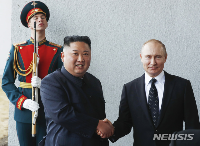 【블라디보스토크=AP/뉴시스】김정은(왼쪽) 북한 국무위원장이 25일(현지시간) 회담장인 블라디보스토크 극동연방대학에 도착해 블라디미르 푸틴 러시아 대통령과 악수하고 있다. 2019.04.25. 