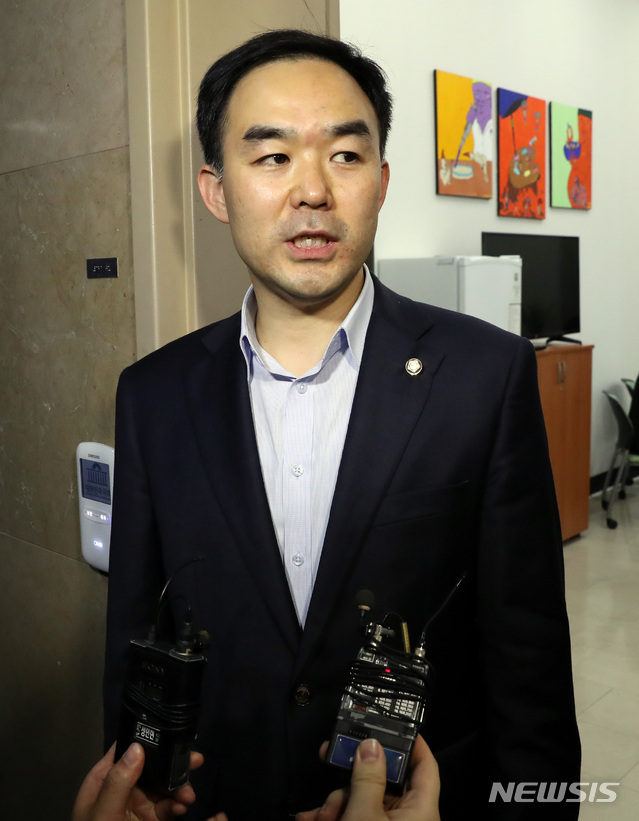 【서울=뉴시스】 박영태 기자 = 바른미래당 사법개혁특위 위원인 채이배 의원이 25일 오후 서울 영등포구 여의도 국회 본청 운영위원장실 앞에서 인터뷰를 하고 있다. 2019.04.25. since1999@newsis.com