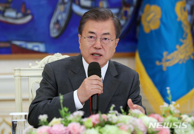 【서울=뉴시스】박진희 기자 = 문재인 대통령이 25일 청와대 인왕실에서 아시아뉴스네트워크(ANN) 이사진들을 접견하고 있다. 2019.04.25.pak7130@newsis.com