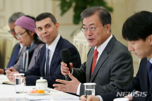 【서울=뉴시스】박진희 기자 = 문재인 대통령이 25일 청와대 인왕실에서 아시아뉴스네트워크(ANN) 이사진들을 접견하고 있다. 2019.04.25.pak7130@newsis.com