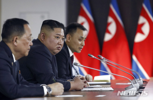 【블라디보스토크=AP/뉴시스】김정은(가운데) 북한 국무위원장이 25일(현지시간) 블라디보스토크 극동연방대학에서 수행원들과 함께 블라디미르 푸틴 러시아 대통령과 확대 회담을 하고 있다. 2019.04.25.&nbsp; 
