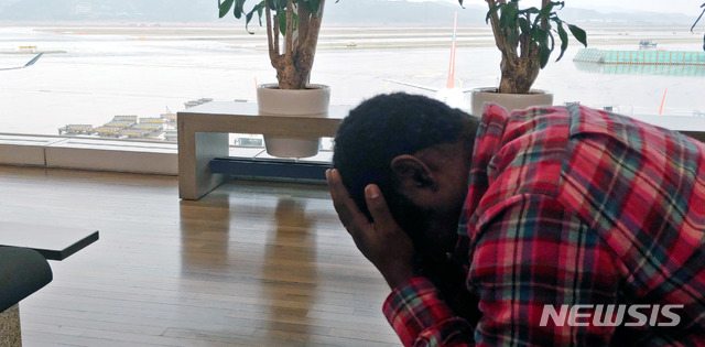 【인천공항=뉴시스】홍찬선 기자 = 한국에서 난민 인정을 받기 위해 4개월 넘게 인천공항에서 노숙중인 앙골라인 루렌도 은쿠카 가족이 출입국·외국인청을 상대로 난민인정 심사를 받게 해달라는 행정소송에서 패소했다. 25일 인천공항 1터미널에서 만난 루렌도씨가 난민 심사 소송 패소 소식을 듣고 눈물을 흘리고 있다. 2019.04.25.&nbsp; mania@newsis.com 