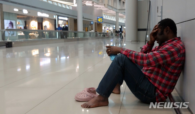 【인천공항=뉴시스】홍찬선 기자 = 한국에서 난민 인정을 받기 위해 4개월 넘게 인천공항에서 노숙 중인 앙골라인 루렌도 은쿠카 가족이 출입국·외국인청을 상대로 난민인정 심사를 받게 해달라는 행정소송에서 패소했다. 25일 인천공항 1터미널에서 만난 루렌도씨가 난민 심사 소송 패소 소식을 듣고 눈물을 흘리고 있다. 2019.04.25. mania@newsis.com