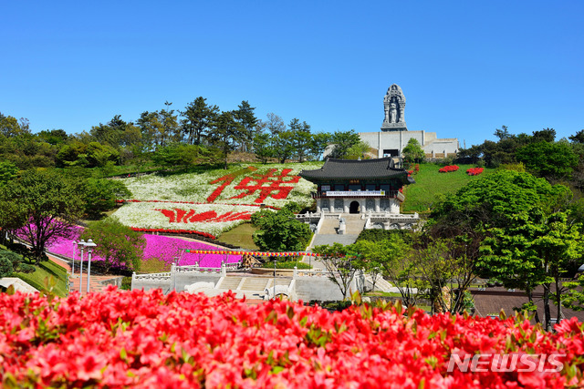 【영광=뉴시스】이창우 기자 = 25일 전남 영광군에 따르면 빼어난 자연경관과 관광명소를 알리기 위해 오는 27일부터 5월12일까지 '2019년 봄 여행주간'을 운영한다. 사진은 영광 2경(景)으로 꼽히는 법성포 백제불교 최초 도래지. 2019.04.25. (사진=영광군 제공)photo@newsis.com