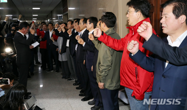 【서울=뉴시스】 박영태 기자 = 25일 오후 서울영등포 여의도 국회에서 자유한국당 의원들이 사법개혁특위 회의를 저지하기 위해 회의가 열릴것으로 예상되는 운영위회의실 앞에서 대기하며 구호를 외치고 있다. 2019.04.25. since1999@newsis.com