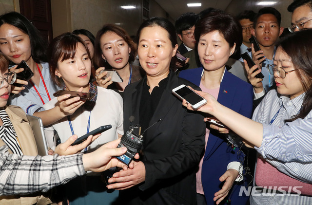 【서울=뉴시스】홍효식 기자 = 사법개혁특별위원회 더불어민주당 백혜련 간사와 바른미래당 권은희 의원이 25일 오후 서울 여의도 국회 본청 운영위원장실로 향하며 취재진의 질문을 듣고 있다. 2019.04.25. yesphoto@newsis.com