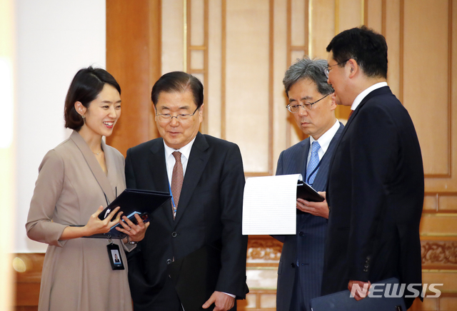 【서울=뉴시스】전신 기자 = 정의용 국가안보실장과 김현종 2차장이 25일 청와대 본관에서 고민정 대변인과 대화하고 있다. 2019.04.25. photo1006@newsis.com