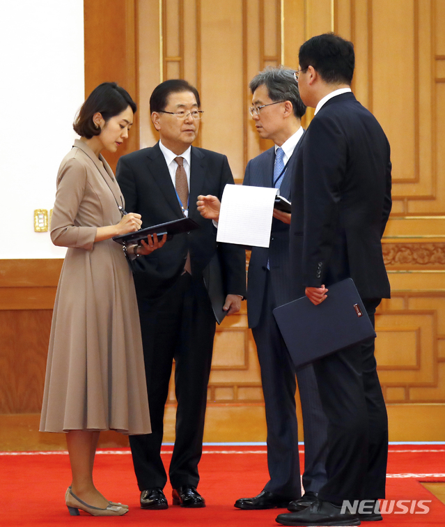 【서울=뉴시스】전신 기자 = 정의용 국가안보실장과 김현종 2차장이 25일 청와대 본관에서 고민정 대변인과 대화하고 있다. 2019.04.25. photo1006@newsis.com